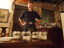 Edinburgh old town walking tour with whisky tasting