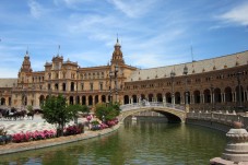 Seville walking tour with wine tasting