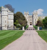 Windsor Castle, Stonehenge, Bath with Roman Baths visit or pub-lunch included