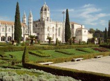 Lisbon premium tour: three panoramic bus tour and one historic tram tour