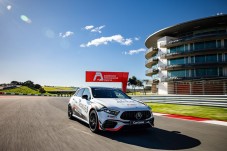 Conduzir um Mercedes AMG CLA45 1 volta + 1 volta em co-piloto
